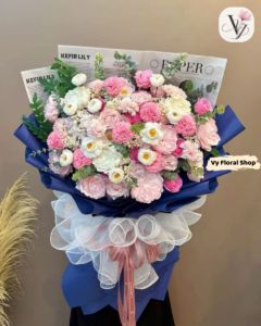 Sự Khác Nhau Giữa Hoa Tươi Chất Lượng Và Hoa Tươi Giá Rẻ: Bí Quyết Chọn Hoa 20/10 Tinh TếMỗi dịp Ngày Phụ nữ Việt Nam 20/10 đến gần, thị trường hoa tươi lại trở nên nhộn nhịp hơn bao giờ hết. Hàng loạt cửa hàng, xe hoa dạo cho đến các trang bán hàng online đồng loạt tung ra hàng ngàn mẫu hoa với mức giá chênh lệch đáng kể. Bạn có thể dễ dàng bắt gặp những bó hoa hồng rực rỡ chỉ vài chục ngàn đồng, nhưng cũng có những bó hoa cùng quy mô lại có giá lên đến hàng trăm hay cả triệu đồng.Vậy điều gì tạo nên sự chênh lệch mức giá ấy? Hoa tươi chất lượng và hoa tươi giá rẻ thực sự khác nhau ở điểm nào? Làm sao để không rơi vào cái bẫy "tiền mất tật mang" khi mua hoa quà tặng dịp lễ?Hãy cùng Vy Floral phân tích chuyên sâu về sự khác biệt này để bạn trở thành người tiêu dùng thông thái, lựa chọn được món quà đong đầy cảm xúc và trọn vẹn giá trị trong ngày 20/10 sắp tới!1. Nguồn Gốc Xuất Xứ & Quy Trình Tuyển Chọn HoaSự khác biệt cốt lõi đầu tiên giữa hoa tươi cao cấp và hoa tươi giá rẻ nằm ngay từ khâu canh tác, thu hoạch và phân loại nguồn hoa đầu vào.Hoa Tươi Chất Lượng CaoNguồn gốc rõ ràng: Thường được nhập trực tiếp từ các trang trại hoa nổi tiếng tại Đà Lạt (như Dalat Hasfarm) hoặc nhập khẩu nguyên cành từ Hà Lan, Ecuador, Nhật Bản, Kenya.Quy trình tuyển chọn nghiêm ngặt: Hoa được cắt cành đúng độ chín, cành to khỏe, lá xanh mướt, đài hoa chắc chắn, cánh hoa dày dặn và không hề bị dập nát hay sâu bệnh.Độ nở chuẩn xác: Hoa được chăm sóc để nở chuẩn phom dáng, màu sắc tươi tắn, chuẩn tông và giữ được độ tươi kéo dài từ 5 đến 7 ngày (thậm chí lâu hơn nếu chăm sóc đúng cách).Hoa Tươi Giá RẻNguồn gốc trôi nổi: Thường là hoa loại 2, loại 3, hoa tồn kho từ các dạt buôn hoặc hoa cắt cành quá lứa từ các nhà vườn nhỏ lẻ không đạt tiêu chuẩn xuất khẩu.Chất lượng kém đồng đều: Cành hoa thường yếu, mỏng, lá héo hoặc dập, đài hoa lỏng lẻo. Nhiều loại hoa bị ngắt bớt cánh dập bên ngoài khiến phom hoa bị nhỏ và mất cân đối.Hoa "ngậm hóa chất" hoặc hoa đông lạnh: Để giữ hoa không bị héo trong thời gian dài, một số nguồn hoa giá rẻ sử dụng thuốc bảo quản nồng độ cao hoặc trữ đông lạnh lâu ngày. Khi mang ra nhiệt độ thường, hoa nhanh chóng bị héo rút, thâm đen cánh chỉ sau vài giờ đồng hồ.2. Kỹ Thuật Bảo Quản & Xử Lý Cành HoaMột bông hoa dù đẹp đến đâu nhưng nếu không được xử lý đúng kỹ thuật ngay sau khi cắt cành thì cũng sẽ nhanh chóng tàn phai.Tại các shop hoa uy tín: Hoa sau khi nhập về sẽ được tuốt lá thừa, cắt gốc chéo 45 độ bằng kéo chuyên dụng, ngâm dung dịch dưỡng hoa chuẩn quốc tế và bảo quản trong phòng mát duy trì nhiệt độ từ 18 – 22°C. Quy trình này giúp cành hoa hút đủ nước, thân hoa cứng cáp và sẵn sàng nở rộ rực rỡ nhất khi đến tay người nhận.Tại các điểm bán hoa giá rẻ: Hoa thường bị bó thành từng bó lớn, ngâm trong các thùng nước đục, cắm trực tiếp ngoài trời chịu nắng gió và bụi bẩn. Việc thiếu quy trình dưỡng hoa chuẩn khiến các mạch dẫn nước bị tắc nghẽn, dẫn đến hiện tượng gục đầu, thối gốc chỉ sau nửa ngày sử dụng.3. Nghệ Thuật Cắm Hoa, Phụ Liệu & Bố Cục Thiết KếHoa tươi không chỉ là một sản phẩm nông nghiệp đơn thuần, mà khi trở thành quà tặng, nó là một tác phẩm nghệ thuật đong đầy tâm huyết của người thợ kim hoàn hoa (Florist).Tiêu chíHoa Tươi Chất Lượng (Tại Shop Uy Tín)Hoa Tươi Giá Rẻ (Trôi Nổi)Tay nghề FloristĐược đào tạo bài bản, hiểu rõ phối màu, bố cục, nhịp điệu và tỷ lệ vàng của bó hoa.Cắm theo lối mòn, bó chặt tay làm dập cánh hoa, thiếu tính sáng tạo.Phụ liệu gói hoaSử dụng giấy gói nhập khẩu cao cấp (giấy lụa, giấy mica, giấy xi măng Hàn Quốc), ruy băng lụa mềm mịn.Sử dụng giấy ni-lông bóng giá rẻ, dễ nhăn nheo, phụ liệu thô cứng làm giảm giá trị món quà.Cấu trúc & Bố cụcBố cục bay bổng, thoáng dáng, kết hợp hoa chính - hoa phụ - lá điểm hài hòa, tôn lên vẻ đẹp từng bông hoa.Dùng quá nhiều lá đệm giá rẻ để "ăn gian" kích thước, chèn ép làm hoa chính bị che khuất.Thông điệp & Thẩm mỹMẫu mã hiện đại, sang trọng, cá nhân hóa theo gu thẩm mỹ và thông điệp của người tặng.Mẫu mã đại trà, rập khuôn, thiếu điểm nhấn cảm xúc.4. Tác Hại Khi Mua Phải Hoa Tươi Giá Rẻ Dịp Lễ 20/10Nhằm tiết kiệm một khoản chi phí nhỏ, nhiều người quyết định chọn mua những bó hoa giá rẻ ngẫu nhiên trên đường hoặc từ các trang mạng thiếu uy tín. Tuy nhiên, quyết định này thường mang lại những trải nghiệm không mấy dễ chịu:Món quà bị giảm giá trị & Thiếu sự trân trọng: Một bó hoa héo úa, cánh hoa rụng rơi hay giấy gói nhăn nheo sẽ khiến người nhận (Mẹ, Vợ, Người yêu hay Đột ngột là Cấp trên, Đồng nghiệp) cảm thấy bạn chuẩn bị món quà một cách hời hợt, thiếu chỉn chu.Hoa tàn ngay trong ngày lễ: Rất nhiều trường hợp hoa mua buổi sáng rạng rỡ nhưng đến chiều tối đã gục đầu, thối gốc, làm hỏng hoàn toàn không khí vui tươi của buổi tiệc mừng 20/10.Rủi ro giao hàng trễ hẹn: Các điểm bán hoa giá rẻ thường không có quy trình vận chuyển chuyên nghiệp. Dịp lễ bận rộn dễ dẫn đến việc giao hoa trễ giờ, làm lỡ dở những kế hoạch tạo bất ngờ lãng mạn.5. Vy Floral – Địa Chỉ Đặt Hoa 20/10 Gò Vấp Hỏa Tốc Uy Tín & Chất LượngHiểu được rằng mỗi bó hoa gửi đi đều mang theo trọn vẹn niềm tin, tình cảm và sự trân trọng của người tặng, Vy Floral luôn kiên định với sứ mệnh mang đến những sản phẩm hoa tươi chất lượng cao nhất với mức giá hợp lý nhất.Nếu bạn đang tìm kiếm một địa chỉ uy tín để Đặt hoa 20/10 Gò Vấp hỏa tốc, đảm bảo hoa tươi mới 100%, thiết kế sang trọng và giao hàng chuẩn giờ, Vy Floral chính là sự lựa chọn hoàn hảo dành cho bạn!Vì Sao Khách Hàng Luôn Tin Tưởng Chọn Vy Floral?💐 100% Hoa Tươi Chọn Lọc Mỗi Ngày: Vy Floral chỉ nhập hoa tươi loại 1 từ các trang trại uy tín tại Đà Lạt và nguồn hoa nhập khẩu chất lượng. Cam kết nói KHÔNG với hoa đông lạnh, hoa dạt hay hoa tồn kho.🎨 Nghệ Thuật Cắm Hoa Hiện Đại: Đội ngũ Florist tâm huyết, liên tục cập nhật các xu hướng thiết kế hoa tươi Hàn Quốc, Châu Âu tinh tế. Từng bó hoa, lẵng hoa, hộp hoa bento hay kệ hoa đều được chăm chút tỉ mỉ từ màu sắc đến chất liệu giấy gói.🚀 Dịch Vụ Đặt Hoa 20/10 Gò Vấp Hỏa Tốc 1 - 2 Giờ: Đội ngũ giao hàng riêng biệt giúp vận chuyển hoa nhẹ nhàng, giữ nguyên phom dáng, không dập nát, giao tận tay người nhận nhanh chóng tại Gò Vấp và toàn bộ các quận huyện TP.HCM.📸 Hình Ảnh Thực Tế Chụp Tại Shop: Gửi hình ảnh sản phẩm hoàn thiện cho khách hàng kiểm tra và duyệt mẫu trước khi giao hàng.🎁 Trọn Bộ Quà Tặng Môi Trường: Tặng kèm thiệp chúc mừng thiết kế riêng, banner viết tay cá nhân hóa hoàn toàn miễn phí.Các Sản Phẩm Mũi Nhọn Dịp 20/10 Tại Vy Floral:🌹 Bó hoa hồng đỏ Hàn Quốc: Tình yêu nồng thắm, lãng mạn dành cho Vợ và Người yêu.🌊 Bó hoa tông xanh biển độc lạ: Sự thanh lịch, kiêu kỳ dành cho những cô nàng cá tính.🌺 Lẵng hoa Mẫu đơn & Cẩm tú cầu sang trọng: Lời biết ơn sâu sắc dành tặng Mẹ, Cô giáo và Cấp trên.🪴 Tiểu cảnh Sen đá phong thủy 15k (Mua 5 tặng 1): Món quà xanh bền bỉ, may mắn dành cho bạn bè, đồng nghiệp văn phòng.✨ Hoa sáp thơm cao cấp: Lưu giữ kỷ niệm vĩnh cửu theo thời gian.Thông Tin Liên Hệ & Đặt Hoa Nhanh Chóng:Tên cửa hàng: VY FLORALĐịa chỉ: 350 Nguyễn Văn Nghi, Phường 5, Quận Gò Vấp, TP. Hồ Chí MinhHotline / Zalo: 0775 190 086Slogan: Nâng niu từng khoảnh khắc👉 Đừng để những bó hoa giá rẻ làm giảm đi giá trị tình cảm của bạn trong ngày đặc biệt! Hãy liên hệ ngay Hotline/Zalo 0775 190 086 hoặc ghé thăm trực tiếp cửa hàng tại 350 Nguyễn Văn Nghi, Gò Vấp để trải nghiệm dịch vụ Đặt hoa 20/10 Gò Vấp hỏa tốc và trao gửi những đóa hoa tươi thắm, chỉn chu nhất đến người phụ nữ bạn yêu thương!