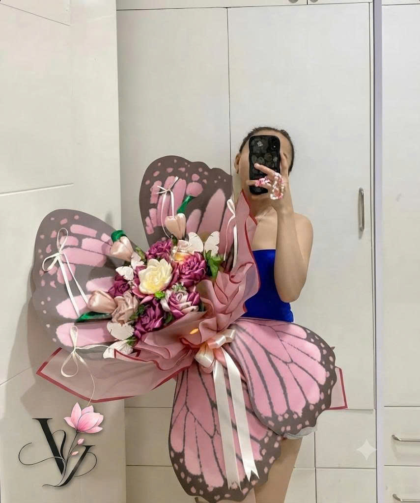 Bó Hoa Bươm Bướm Lấp Lánh: Xu Hướng Quà Tặng Đỉnh Cao Và Đầy Mê Hoặc Tại Vy Floral